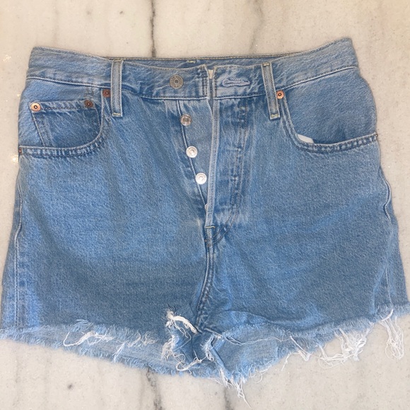 Levi’s Ribcage Shorts - Picture 2 of 5